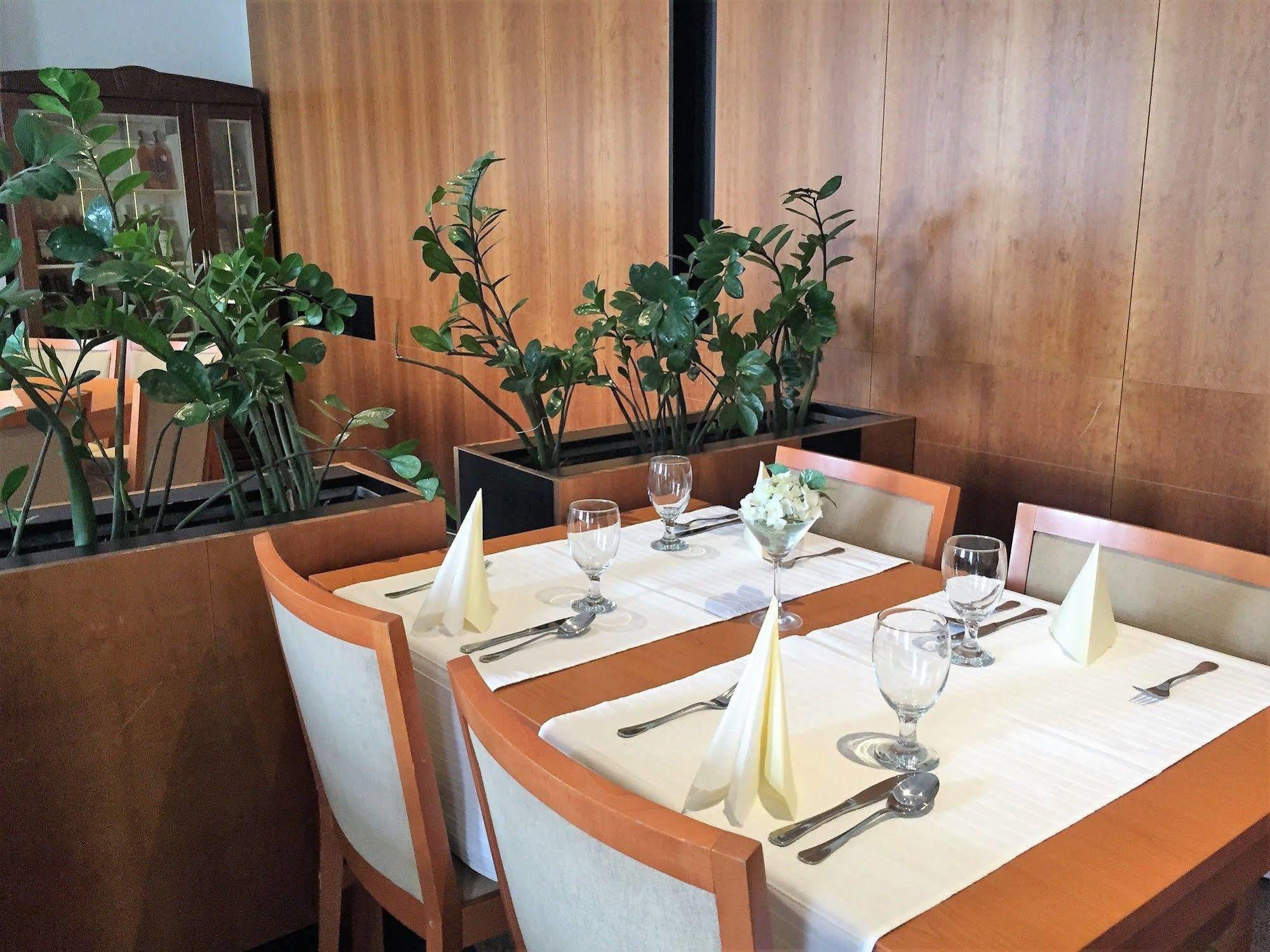 Hotel Maxim Svätý Jur Esterno foto
