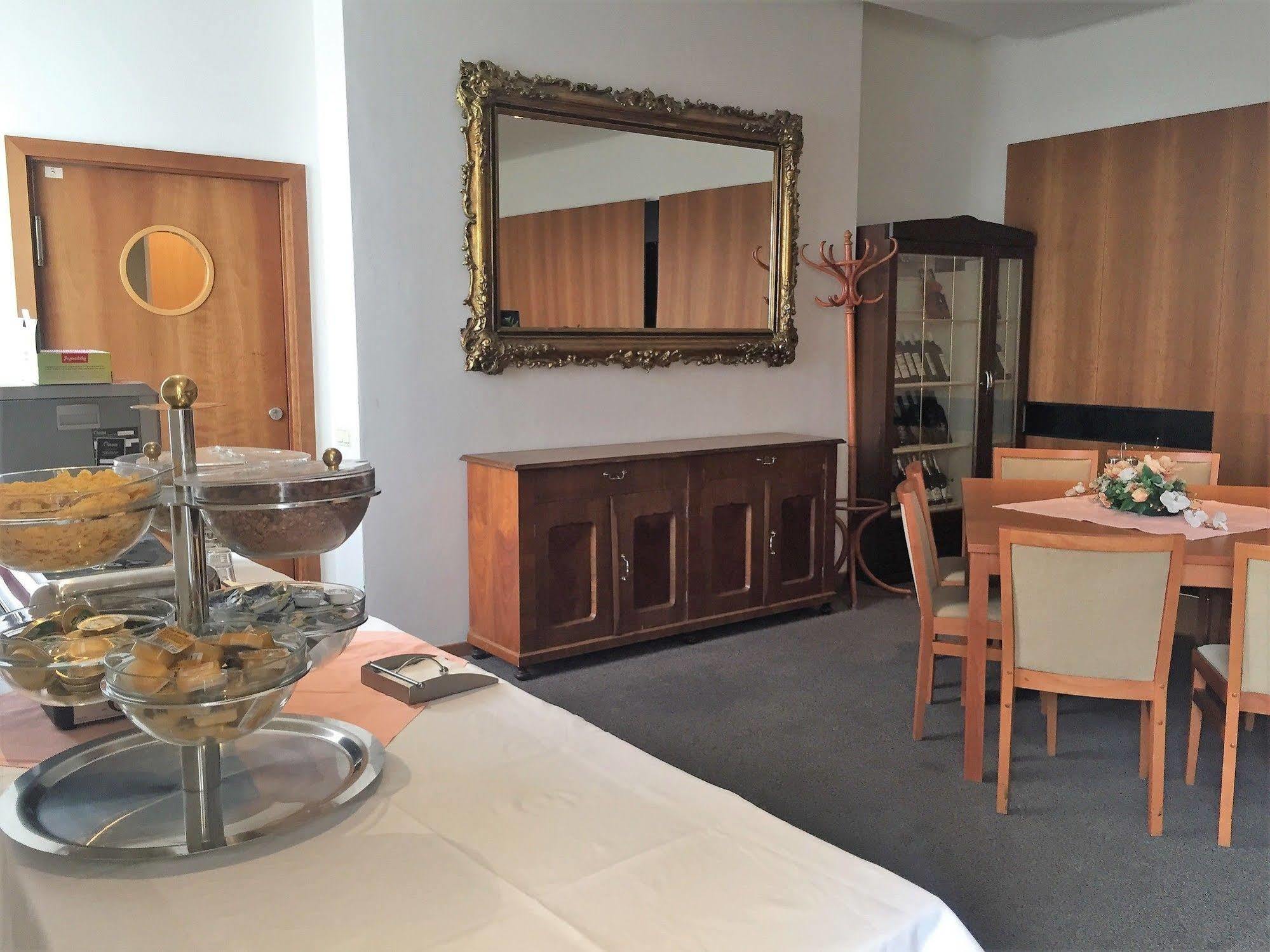 Hotel Maxim Svätý Jur Esterno foto
