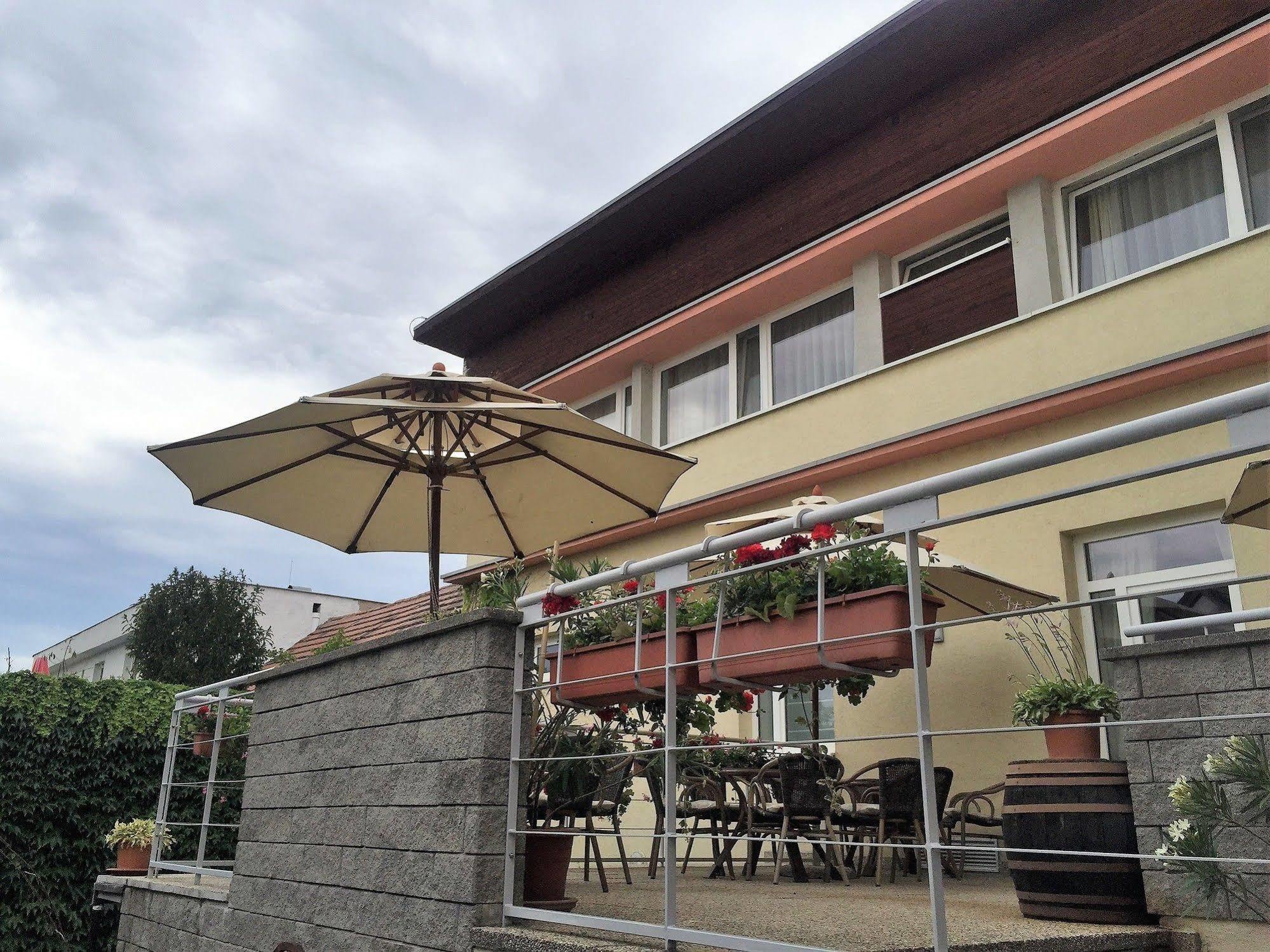 Hotel Maxim Svätý Jur Esterno foto