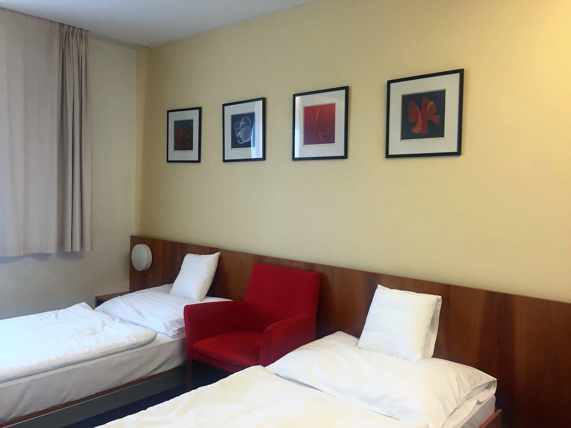 Hotel Maxim Svätý Jur Esterno foto